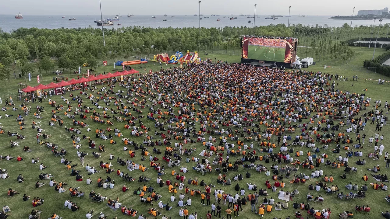 Galatasaray'da şampiyonluk kutlamaları sürüyor | Eray Yazgan: "Kutlamalarda en önemli içerik 5. yıldızı bize getiren 25. şampiyonluk kupası"