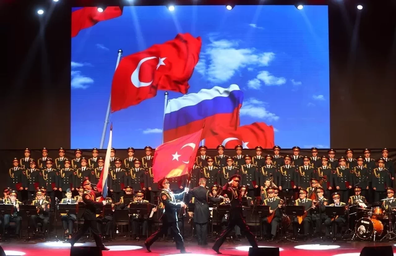 Aleksandrov Rus Kızılordu Korosu'ndan üç ilde konser