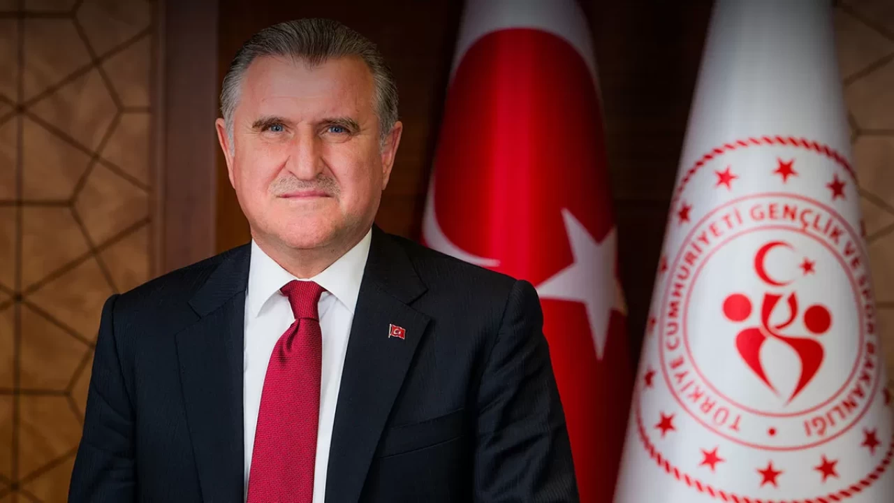 Bakan Osman Aşkın Bak’tan Adem Asil’e altın madalya tebriği