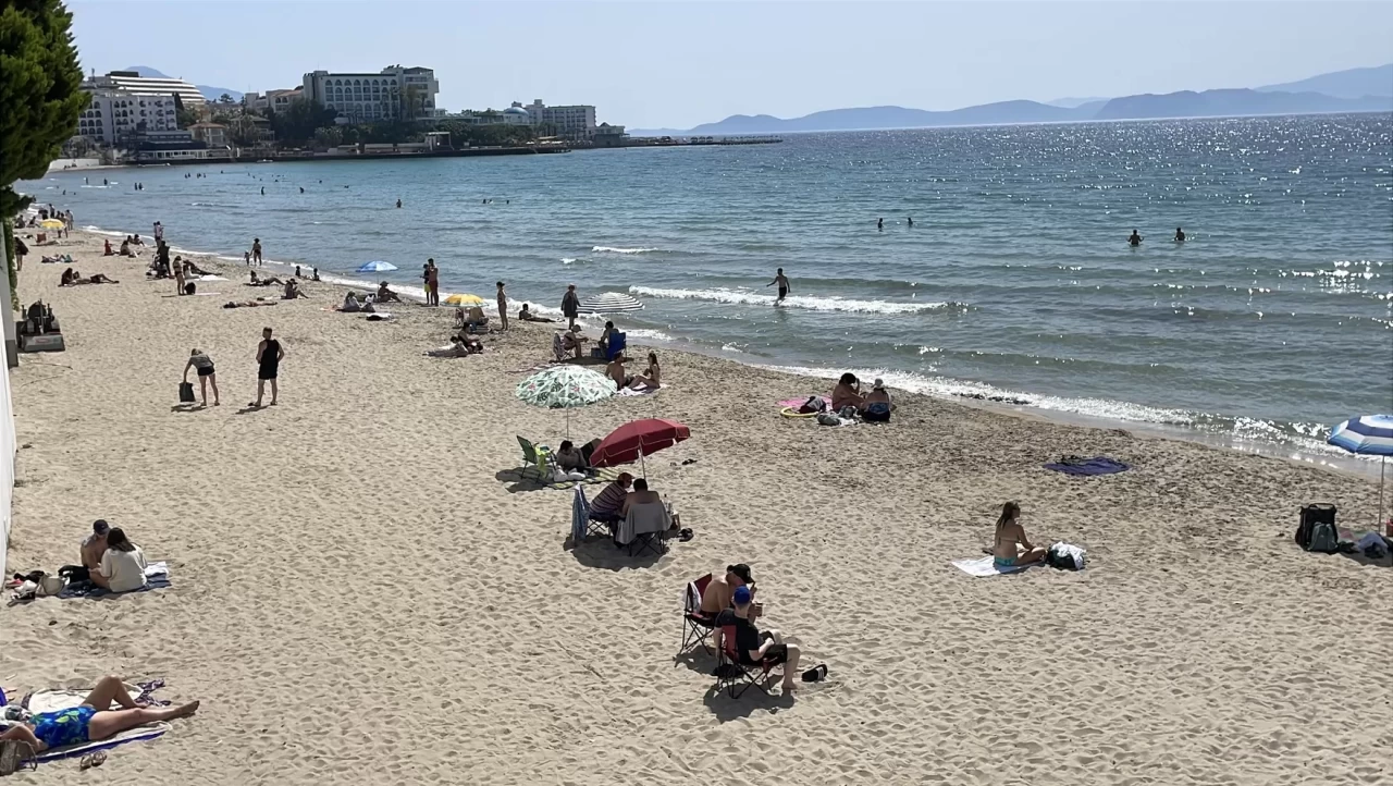 Aydın'da güneşli havayı fırsat bilenler denizde vakit geçirdi