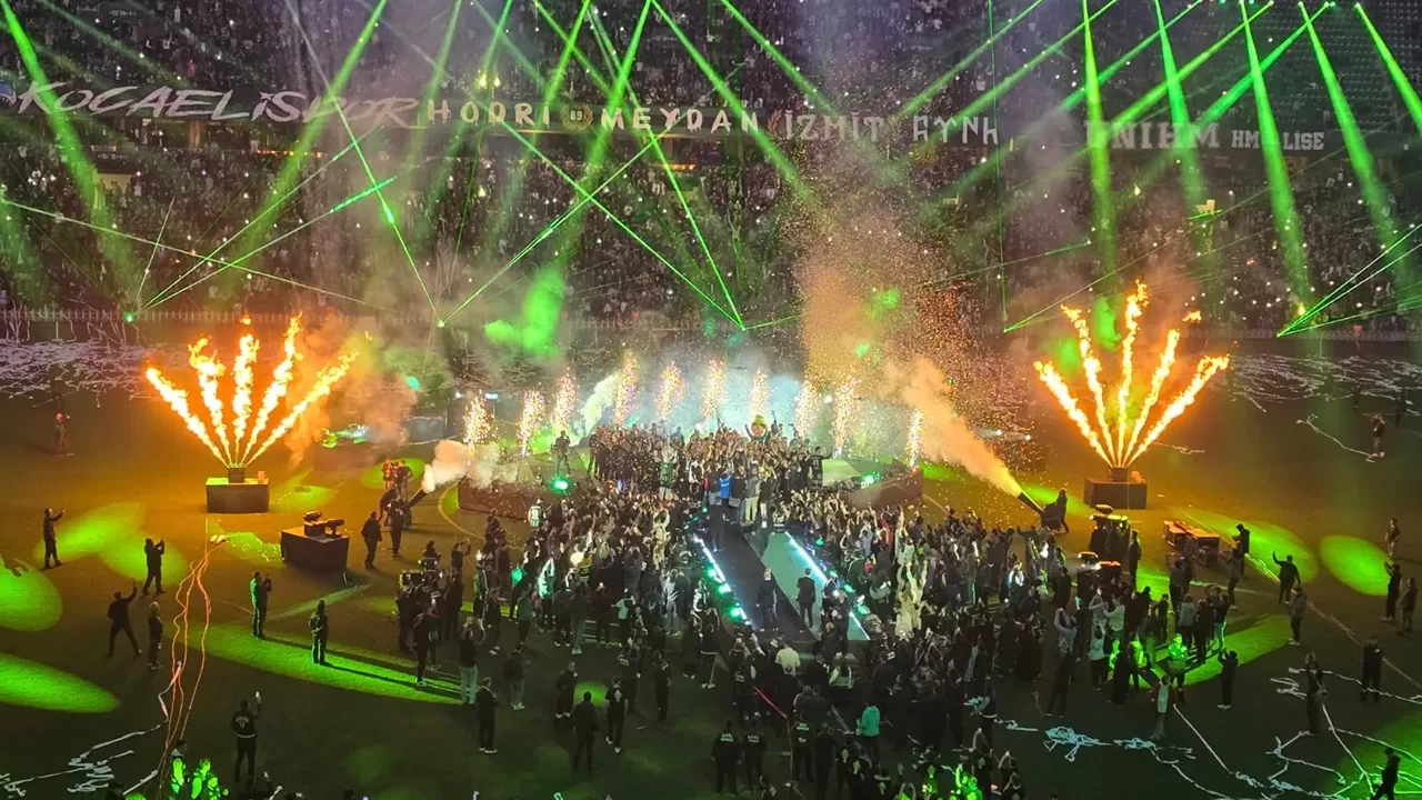 Kocaelispor, şampiyonluk kupasını binlerce taraftarıyla kaldırdı