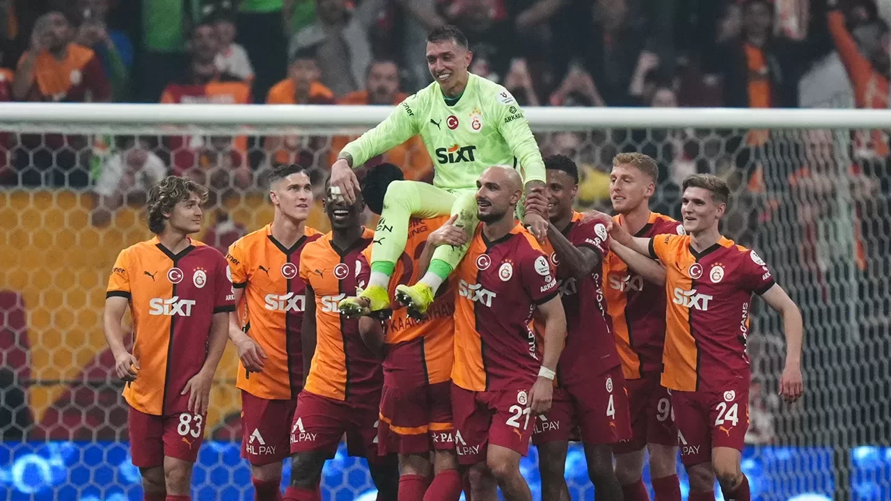 Fernando Muslera, Galatasaray'a gözyaşlarıyla veda etti