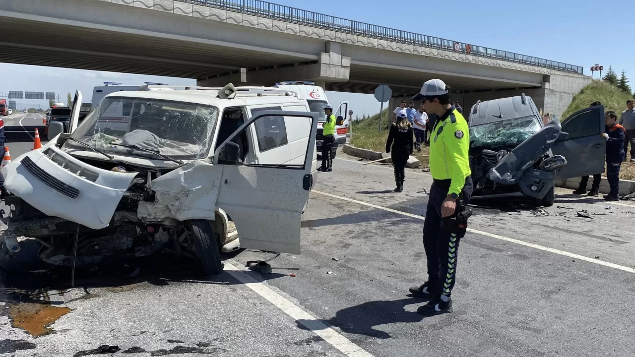 Aksaray'da minibüs ile hafif ticari araç çarpıştı: 3 yaralı