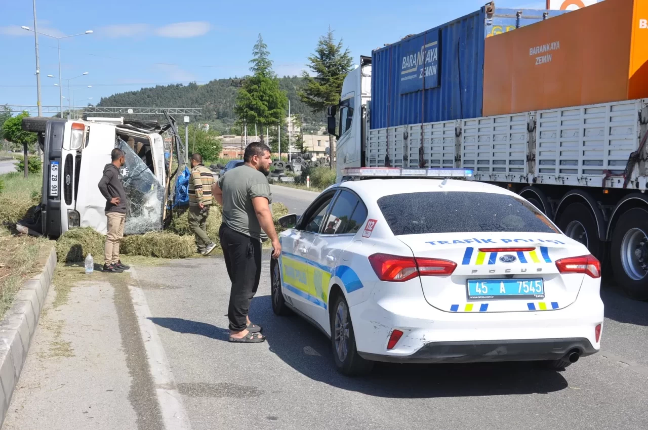 Manisa'da takla atan kamyonetin sürücüsü yaralandı