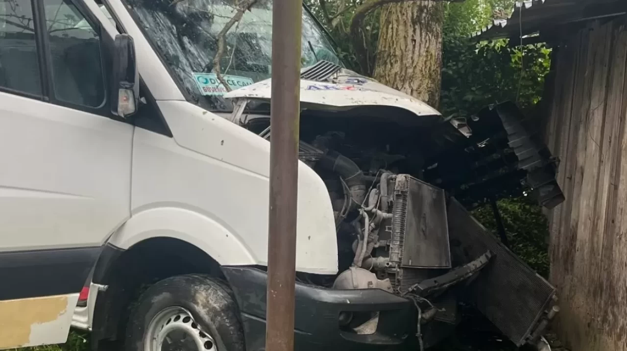 Düzce'de işçileri taşıyan minibüs kaza yaptı: 8 yaralı!