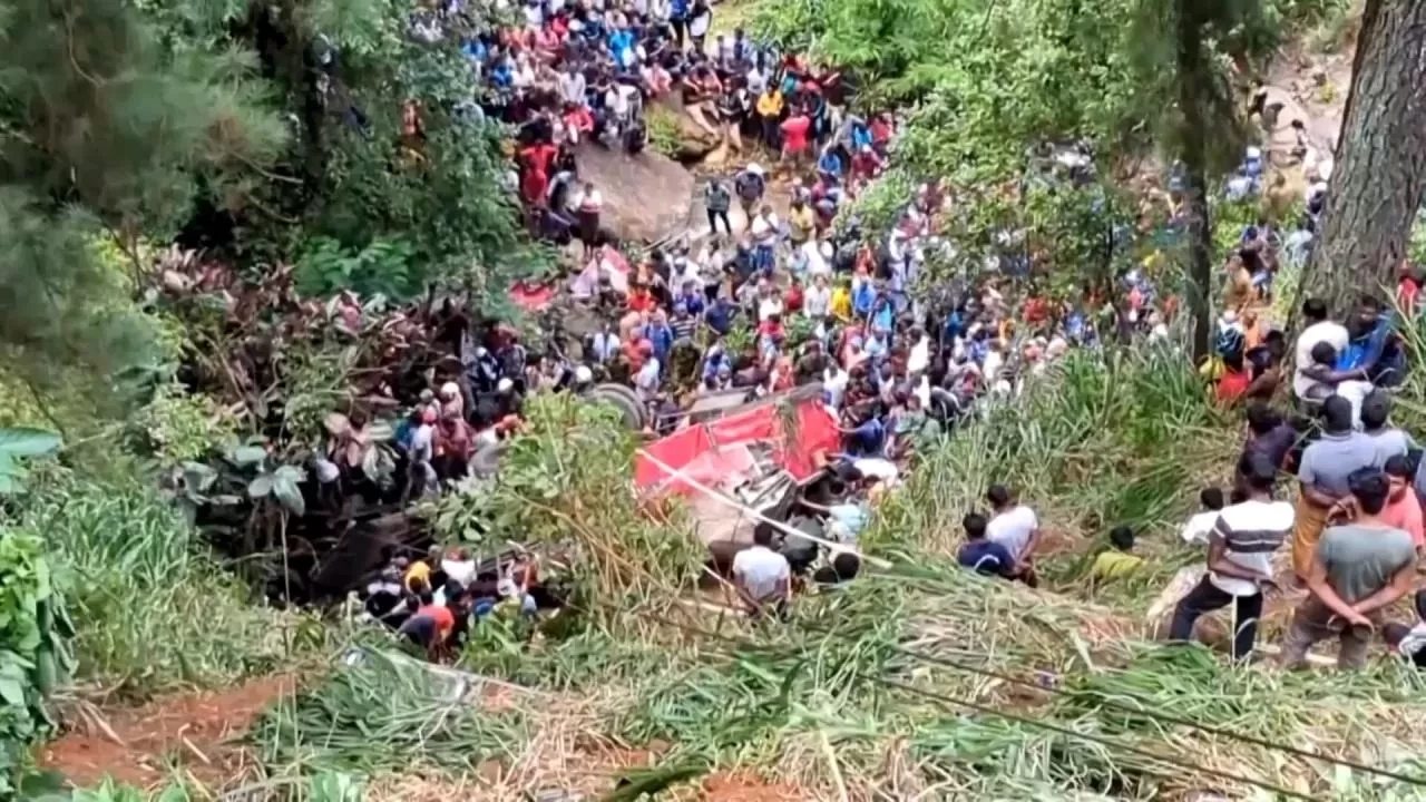 Sri Lanka'da yolcu otobüsü uçuruma yuvarlandı: 21 ölü