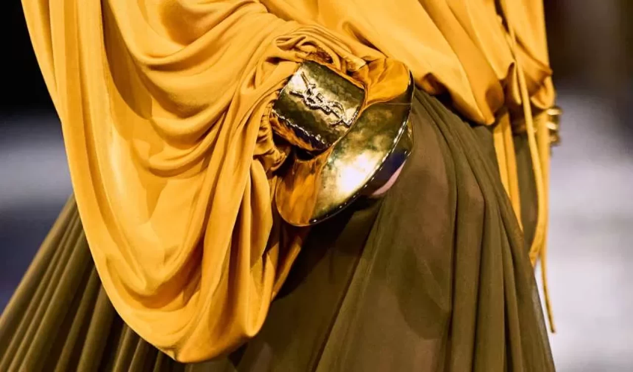 Yaz modasında öne çıkan trendler! Oversize gömlekler ve parlak renklerle enerjik görünüm