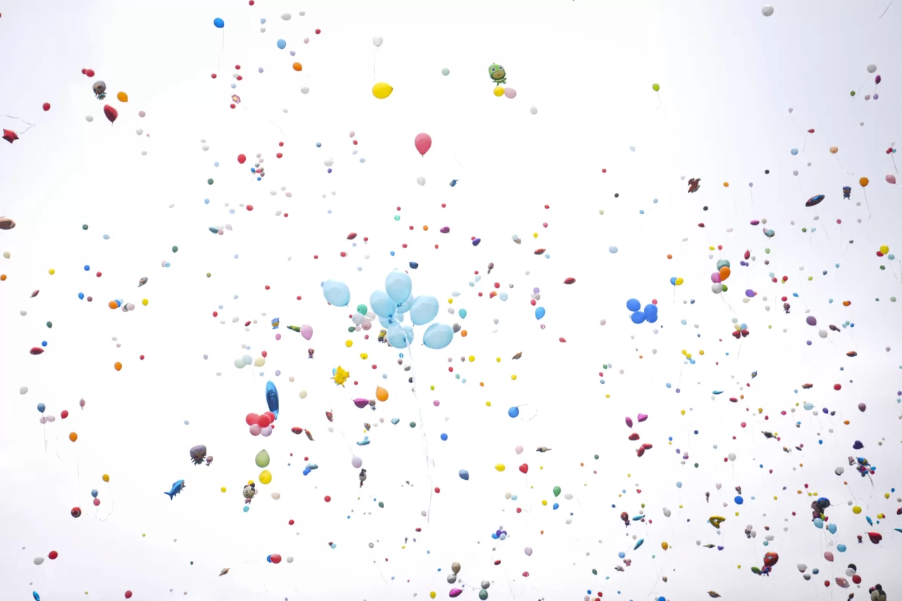 Kanseri yenen Ali Asaf için binlerce balon gökyüzüne bırakıldı