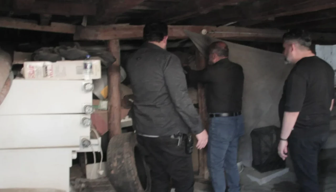 Kötü koku ihbarı gerçekleri ortaya çıkardı! Polis, evde şoke eden kazıya rastladı