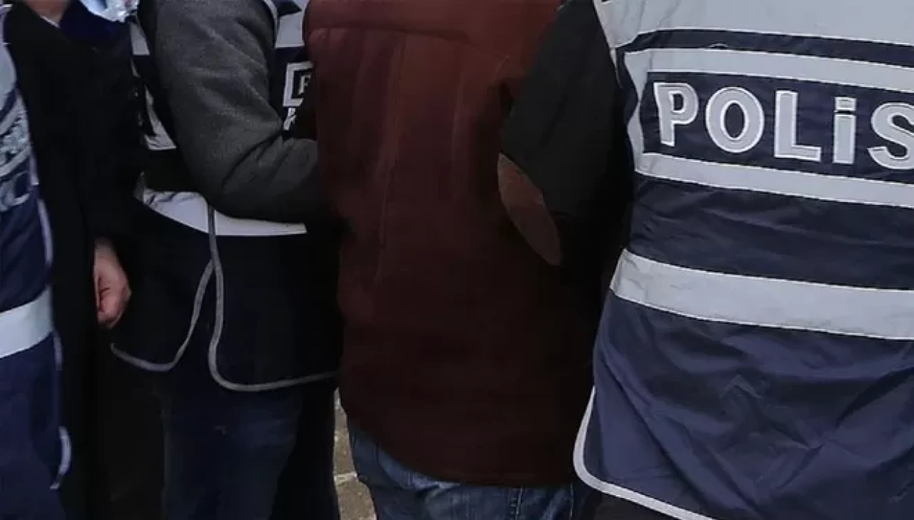 Bakan Yerlikaya duyurdu! "Kırmızı bültenle aranan 7 suçlu Türkiye'ye getirildi"