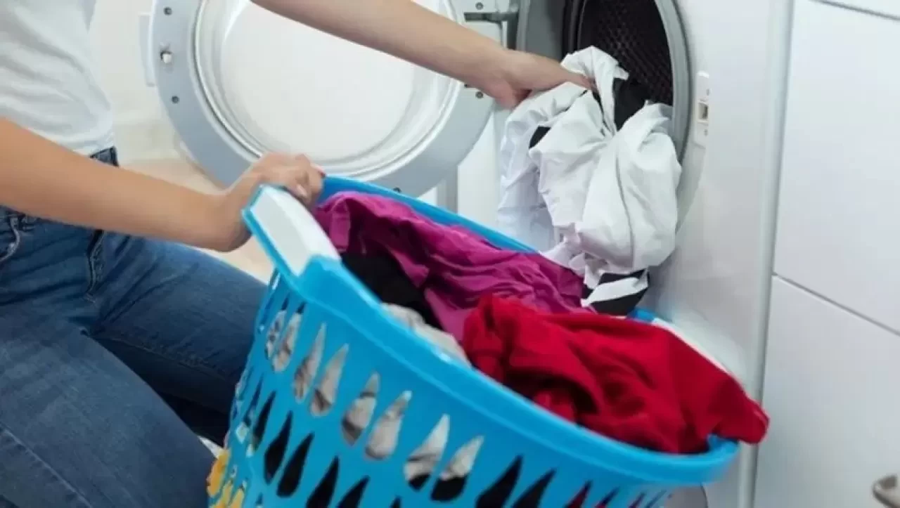 Çamaşır makinesinde renkleri korumanın yolları nelerdir?