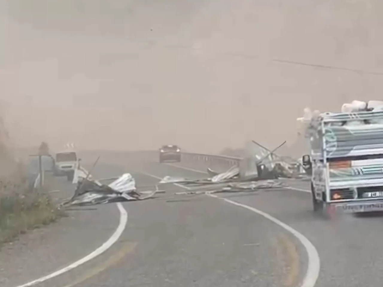 Siirt-Eruh karayolunda rüzgar faciası: Çatı havada uçtu, yol trafiğe kapandı!