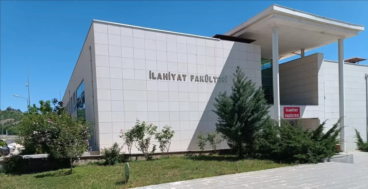 İlahiyat Bölümü Nedir, Mezunları Ne İş Yapar ve Nerelerde Çalışır? İlahiyat Bölümü İş İmkanları