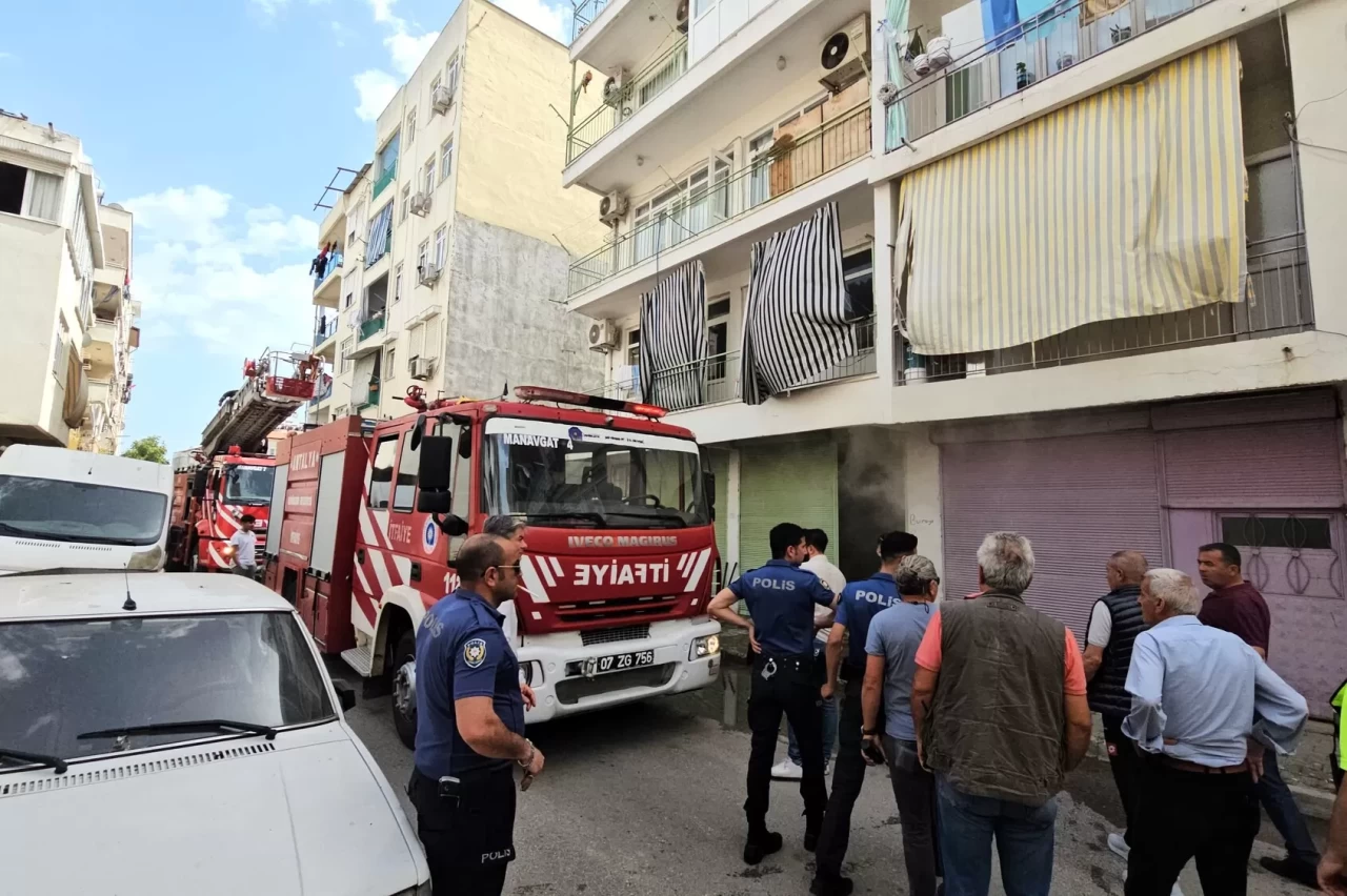 Antalya’da depoda çıkan yangın söndürüldü