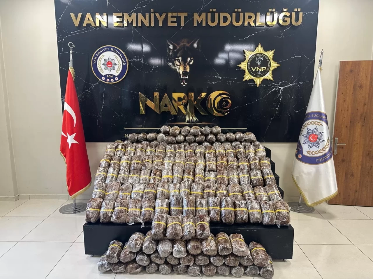 Van'da nakliye aracında 84 kilo 460 gram esrar ele geçirildi