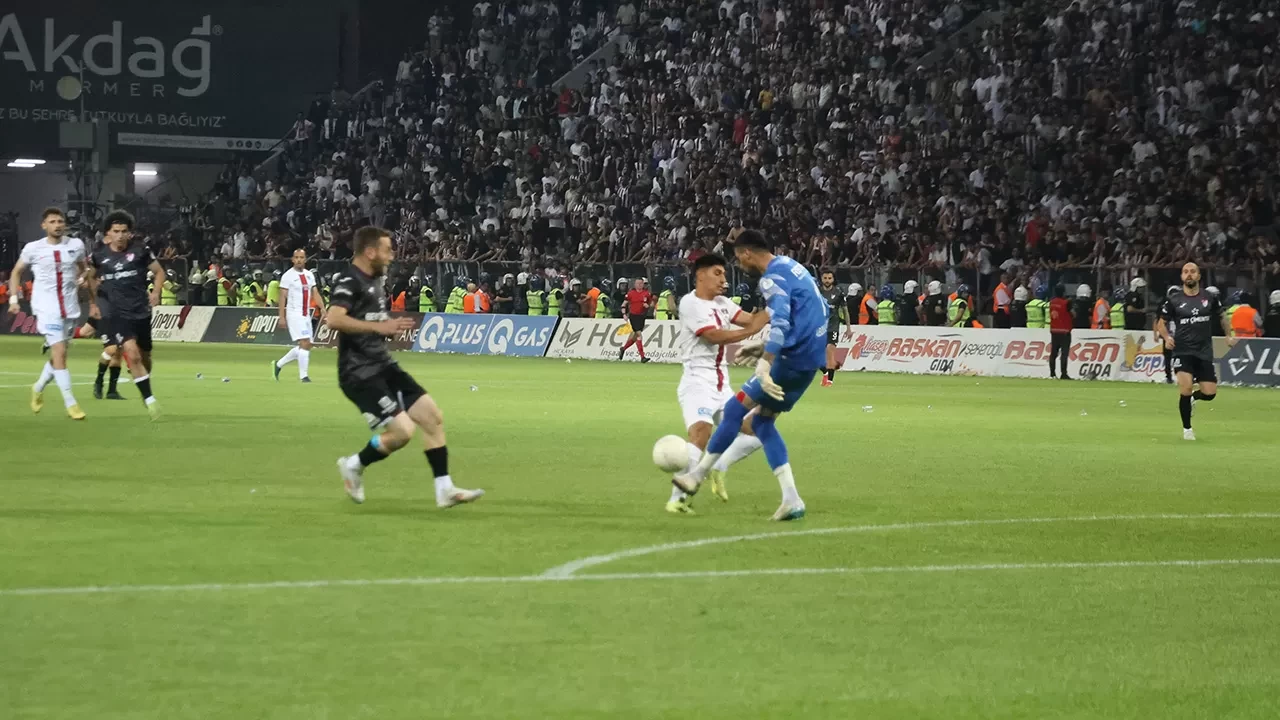 Elazığspor-Vanspor FK maçı çıkan olaylar sonrası tatil edildi