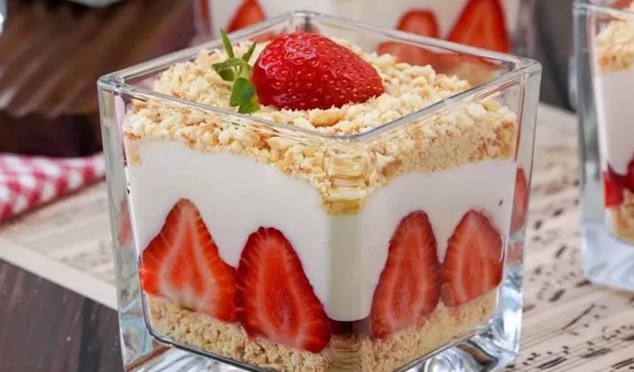 Çilekli magnolia tarifi! Yaz aylarının ferahlatıcı tatlısı