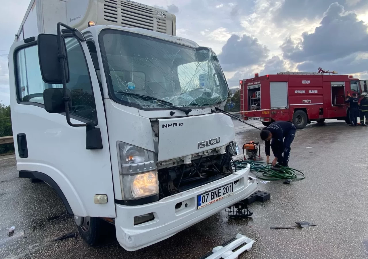 Antalya'da 3 araç birbirine girdi: 1 yaralı