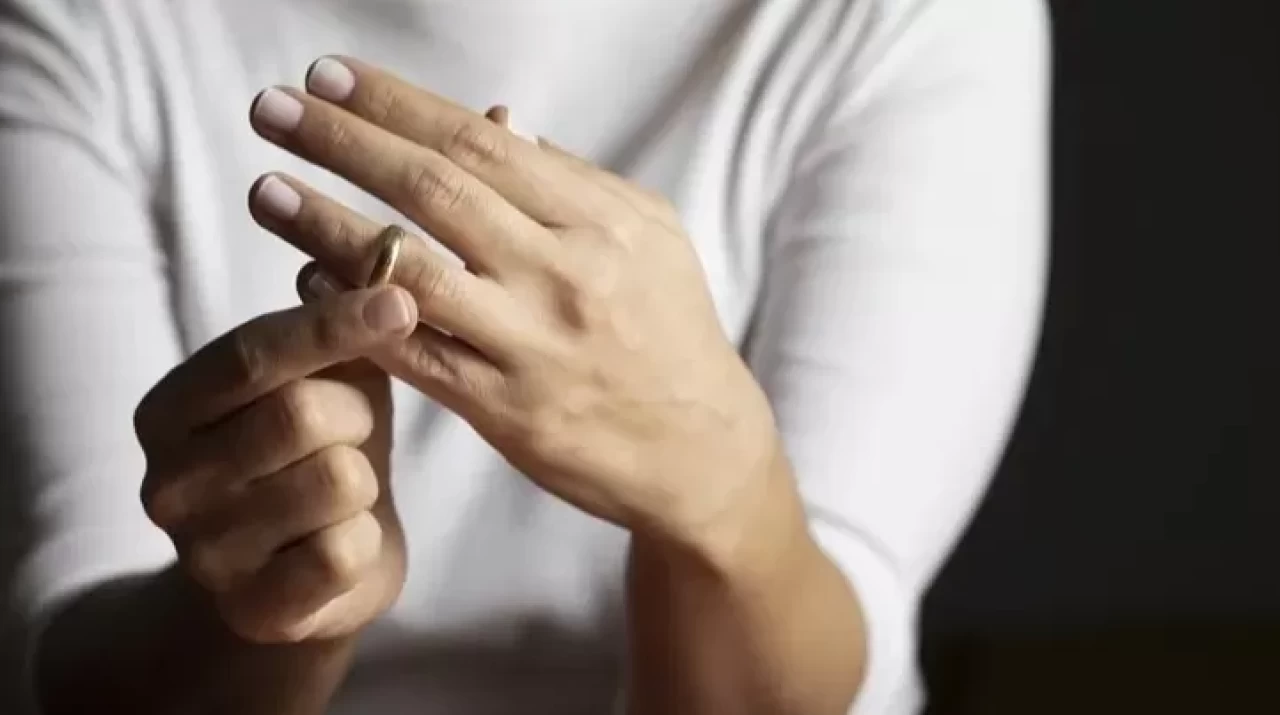 20 yıllık eşinden ayrılıp yapay zekayla nişanlandı! "O beni anlıyor, kocam hiç anlamadı"