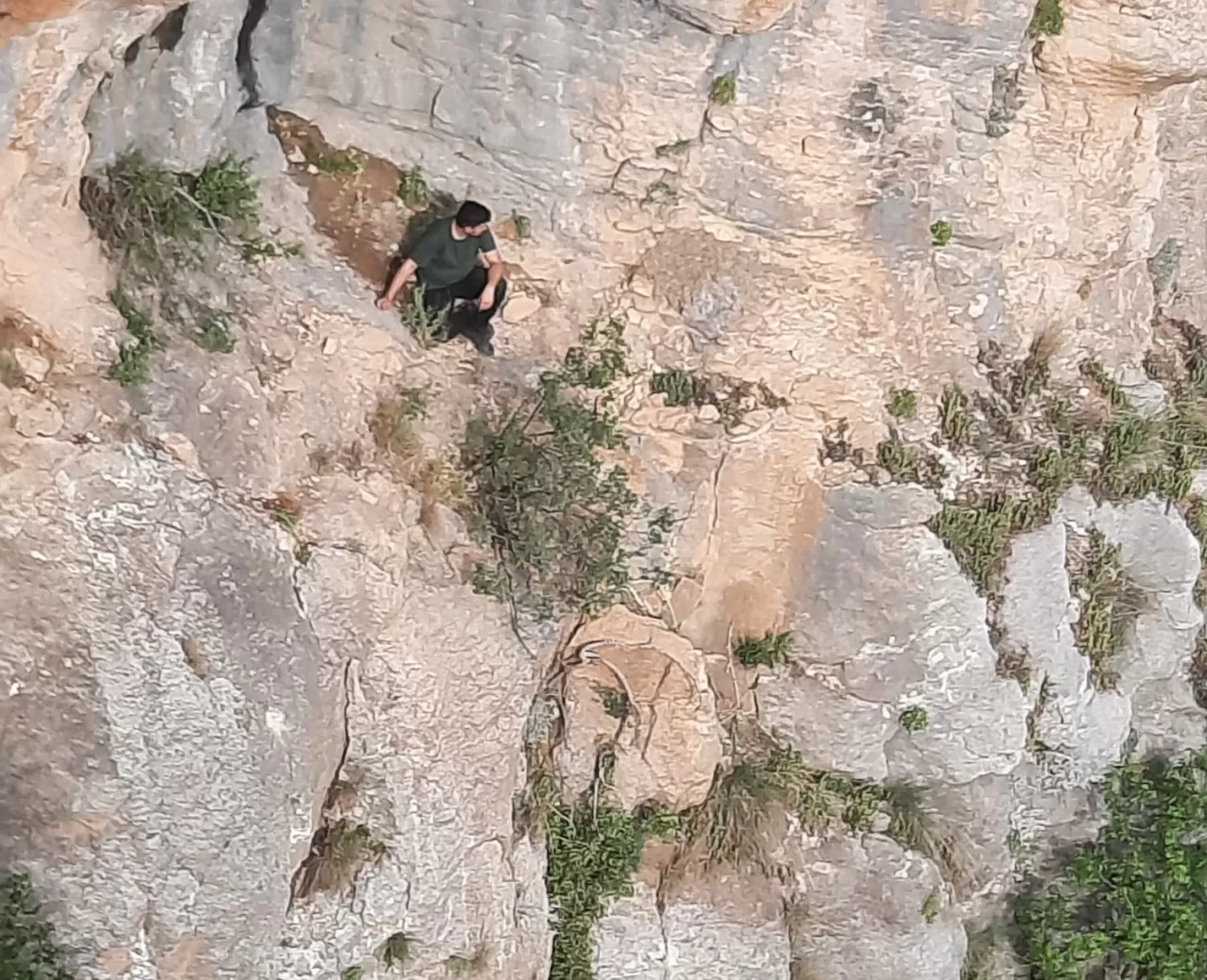 Adana'da kayalıklarda mahsur kalan kişiyi itfaiye ekipleri kurtardı