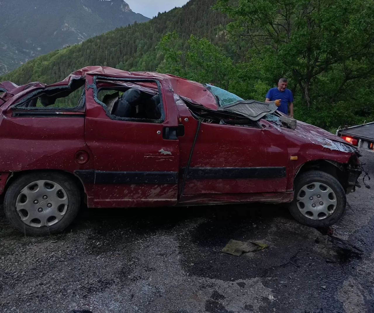 60 metrelik uçurumdan düşen araçta iki kişi ağır yaralı