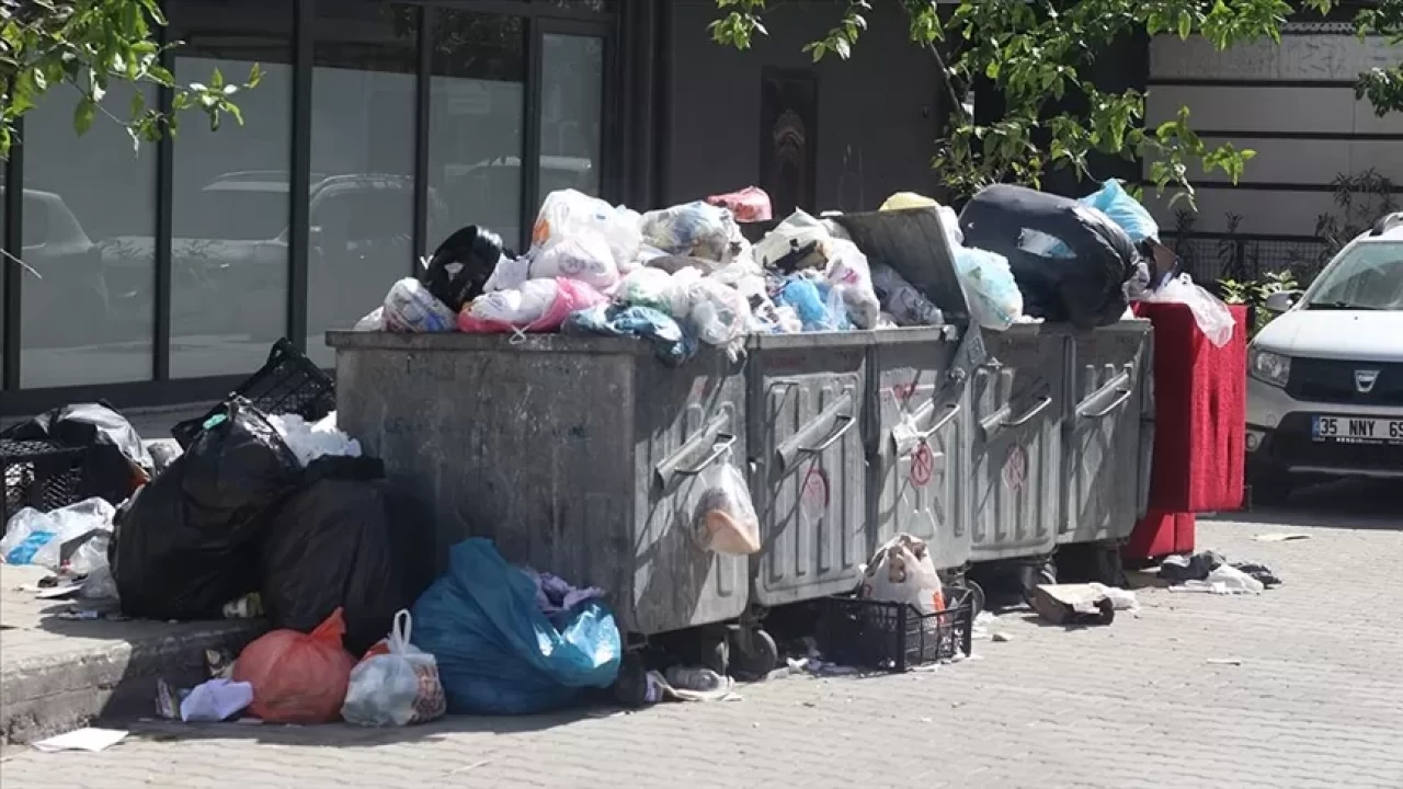 İzmir'de işçiler grevde: Caddelerde çöp yığını oluştu