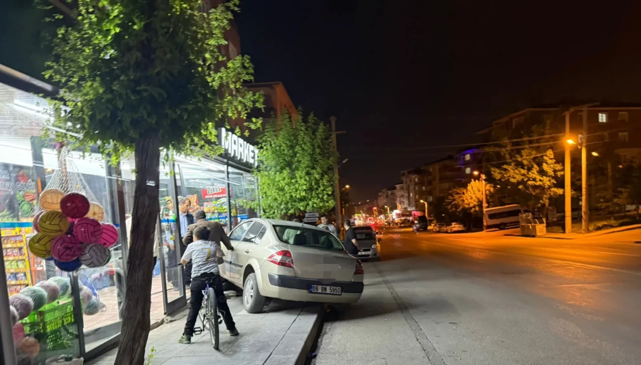 Ankara’da kontrolden çıkan otomobil markete daldı