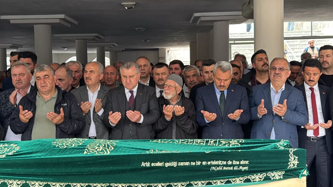 Bakan Osman Aşkın Bak'ın amcası son yolculuğuna uğurlandı