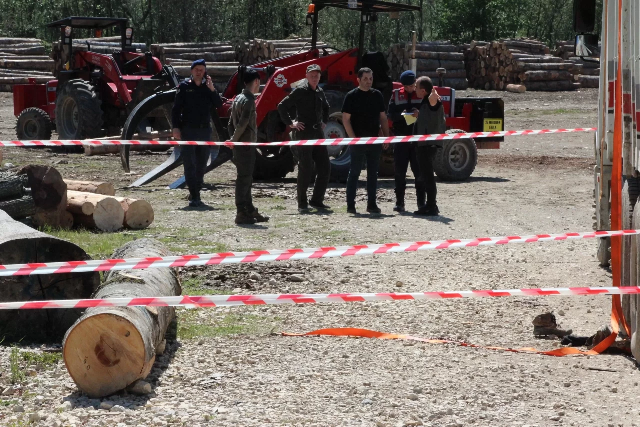 Akyazı'da devrilen tomruklar altında kalan işçi hayatını kaybetti