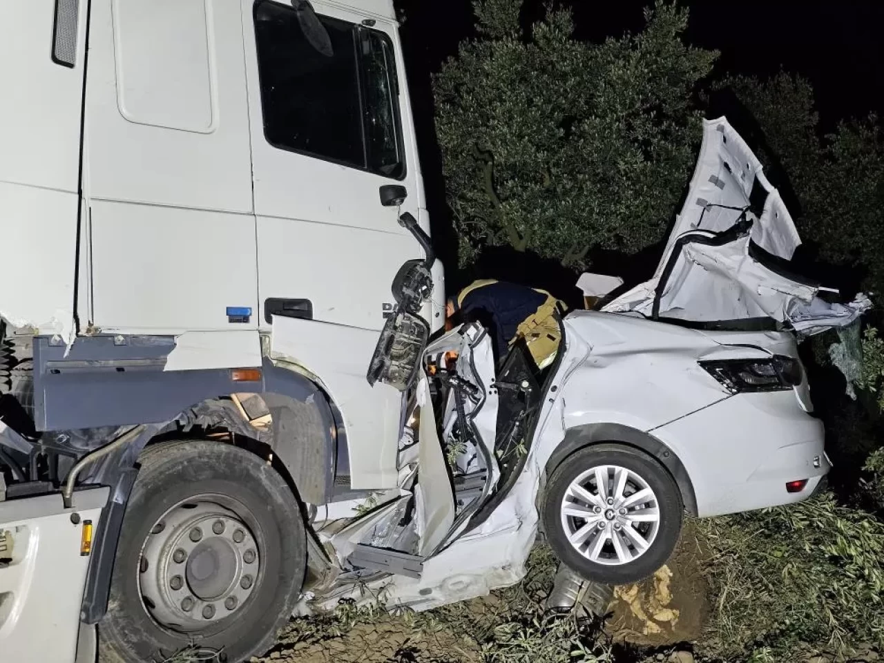 Bursa'da feci kaza! Tır otomobili biçti: 1 ölü, 1 yaralı