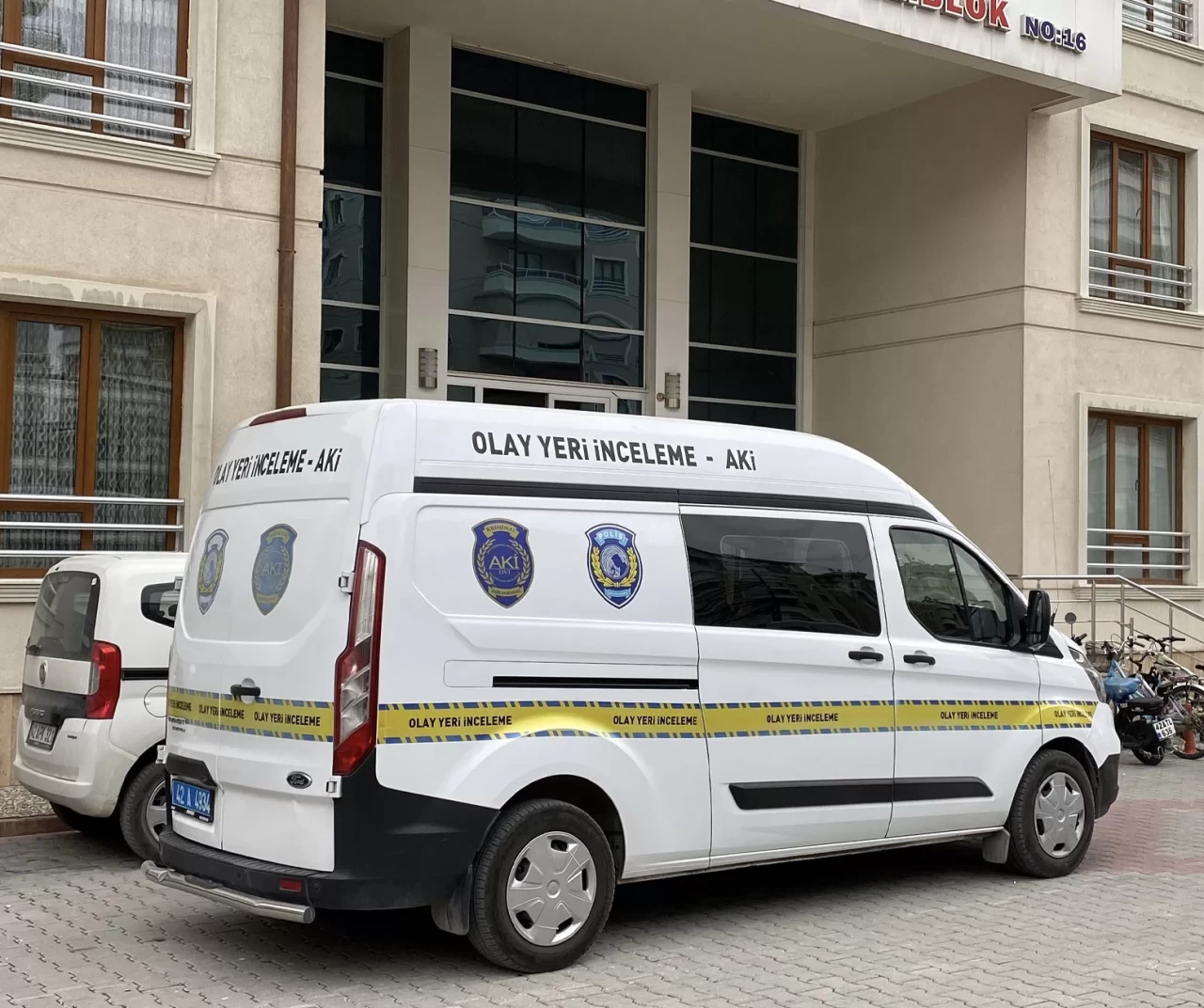 Boşanan karısını öldürüp saatlerce başında bekledi