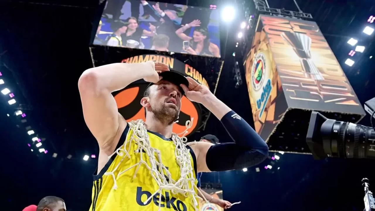 Fenerbahçe Erkek Basketbol Takımı'ndan Sertaç Şanlı'dan EuroLeague tarihine geçen başarı