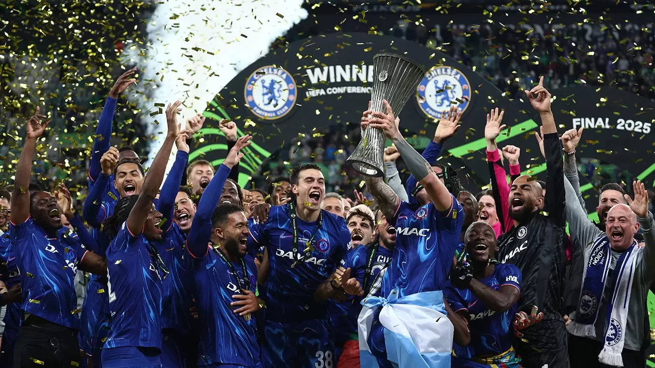 UEFA Konferans Ligi şampiyonu Chelsea kupasını kaldırdı
