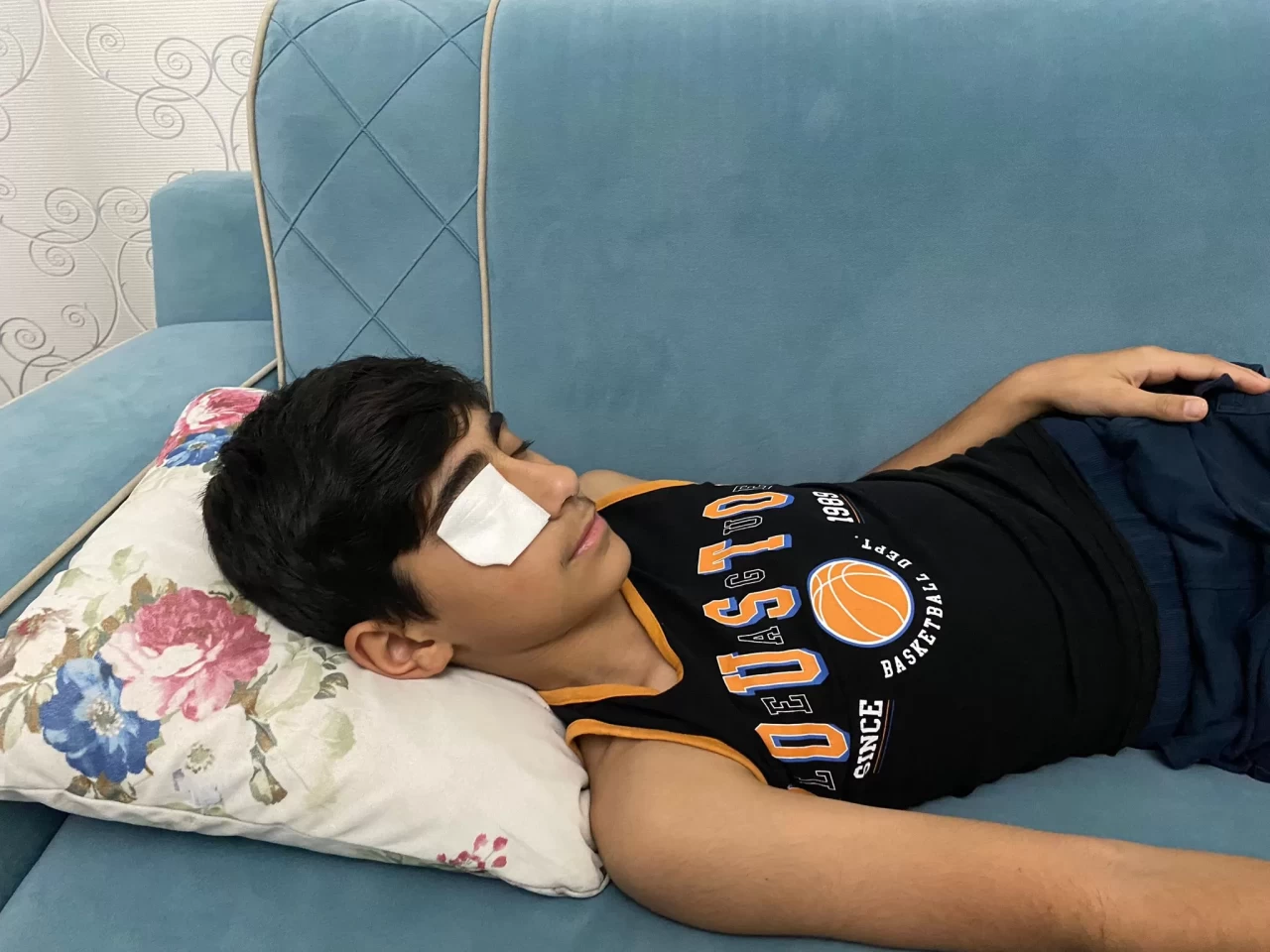 İhmal gözüne mal oluyordu! Yapıştırıcı ile göz kapağını yapıştırdı