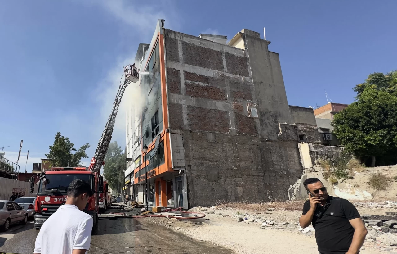 Adana'da yastık imalathanesinde yangın çıktı!