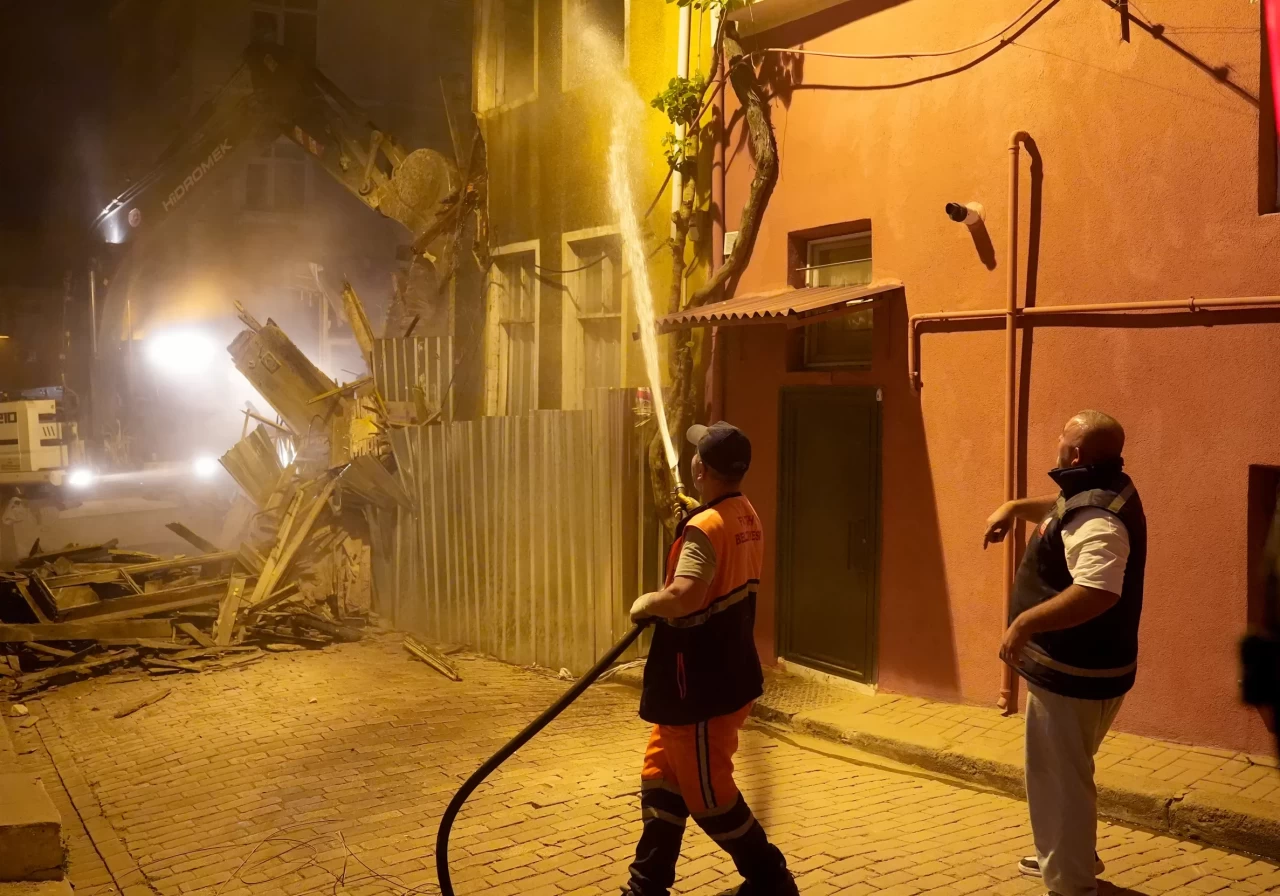 Fatih'te çöken metruk bina kontrollü olarak yıkıldı