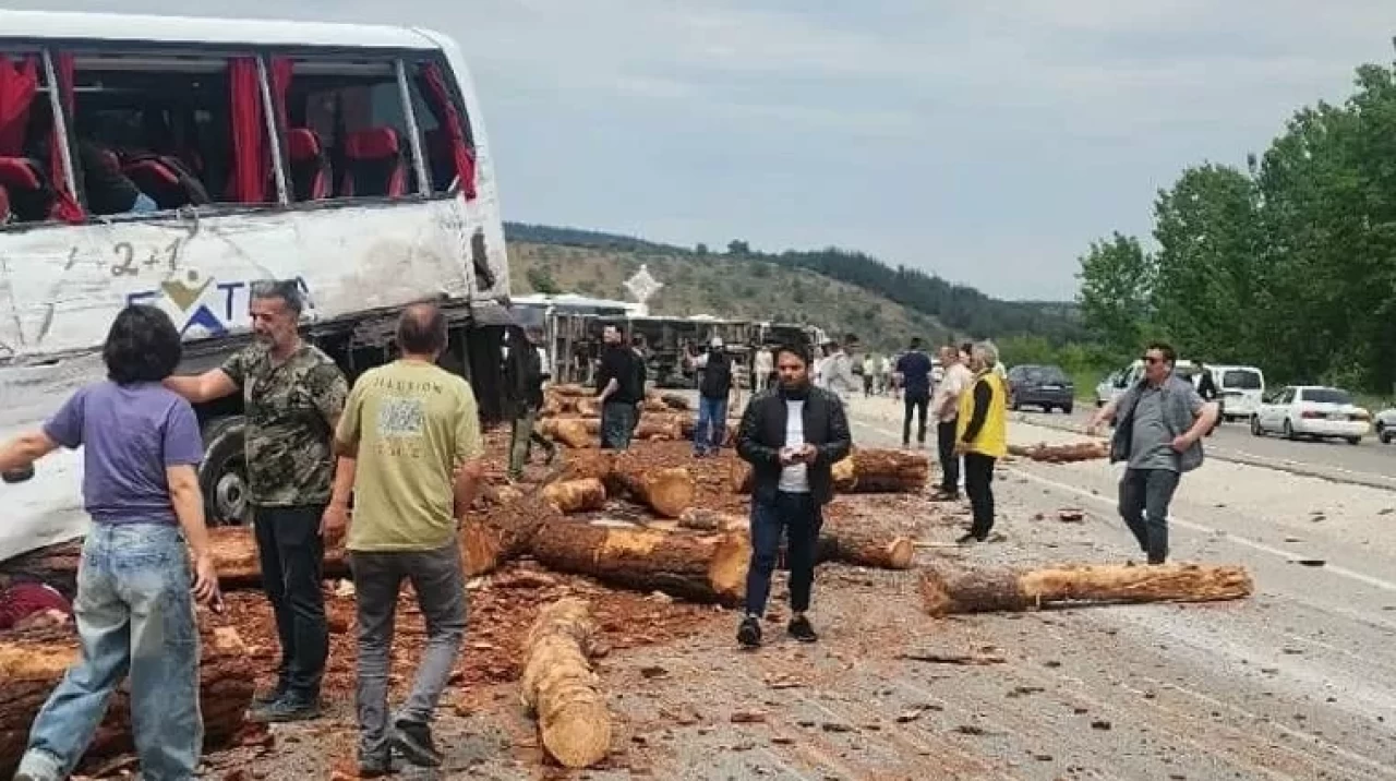 Çanakkale'de katliam gibi kaza: 6 kişi hayatını kaybetti! Çok sayıda yaralı var