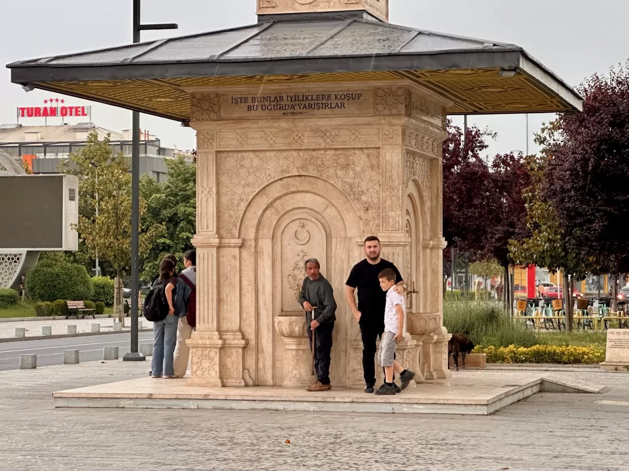 Düzce'de vatandaşlar aniden bastıran yağışa hazırlıksız yakalandı