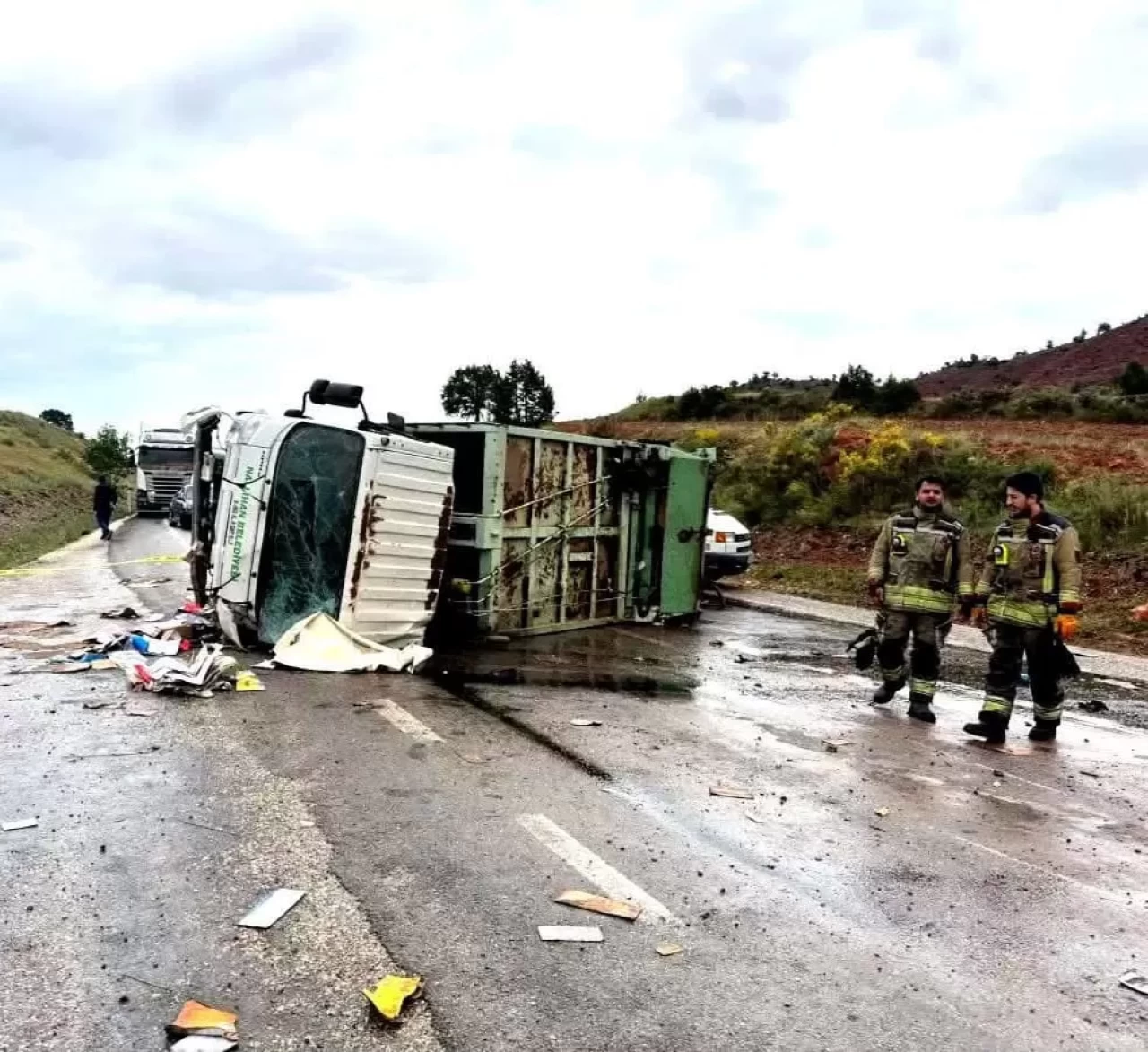 Ankara-Nallıhan yolunda çöp kamyonu devrildi! 1 ölü, 1 yaralı