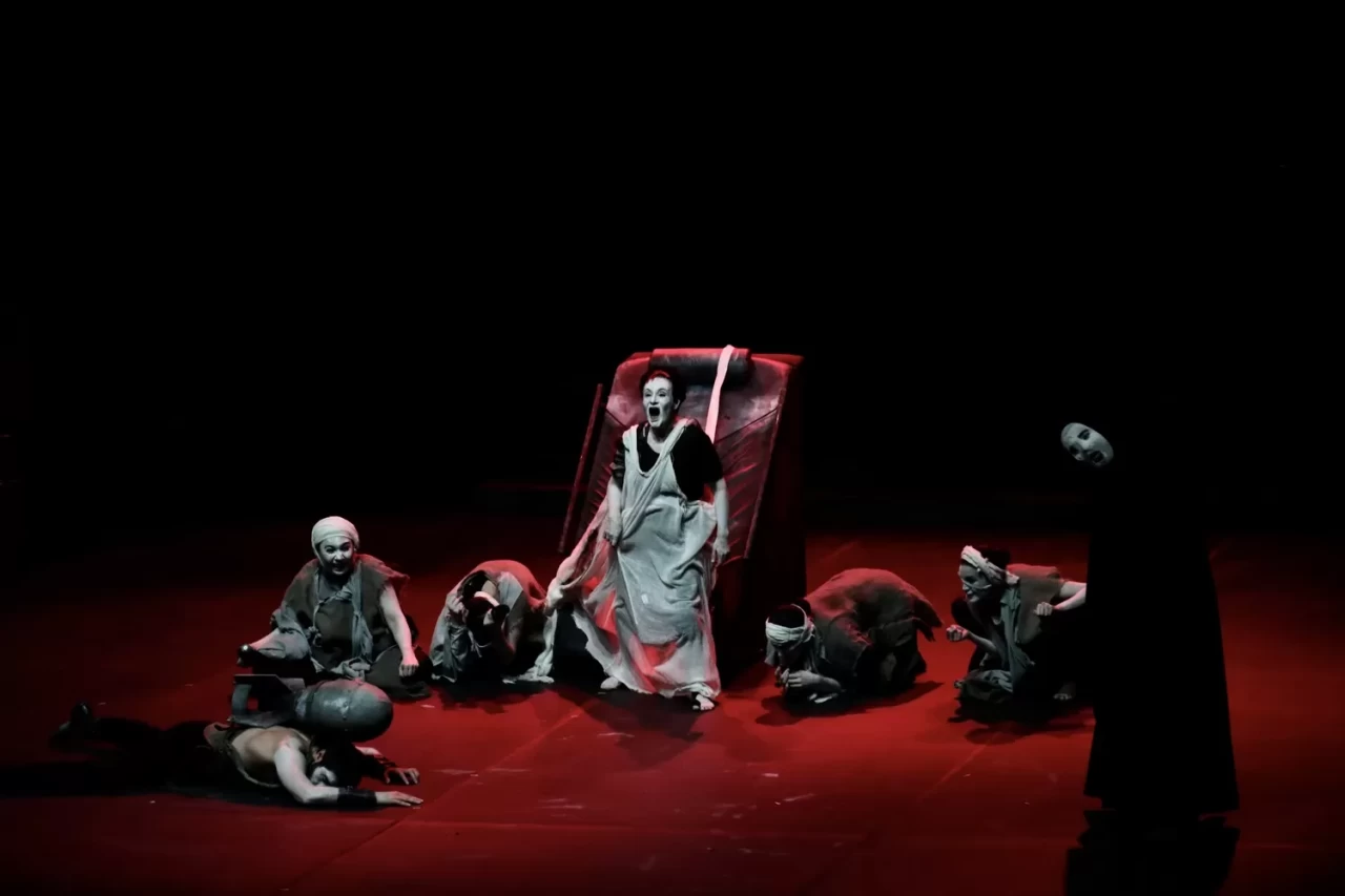 "Medea Material" oyunu Samsun'da sanatseverlerle buluştu