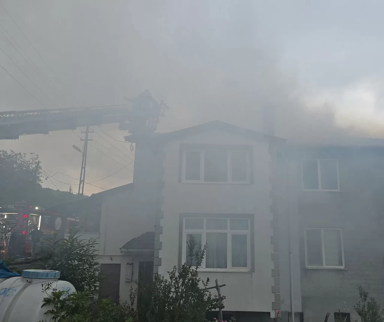 Çatı yangını mahalleliyi sokağa döktü