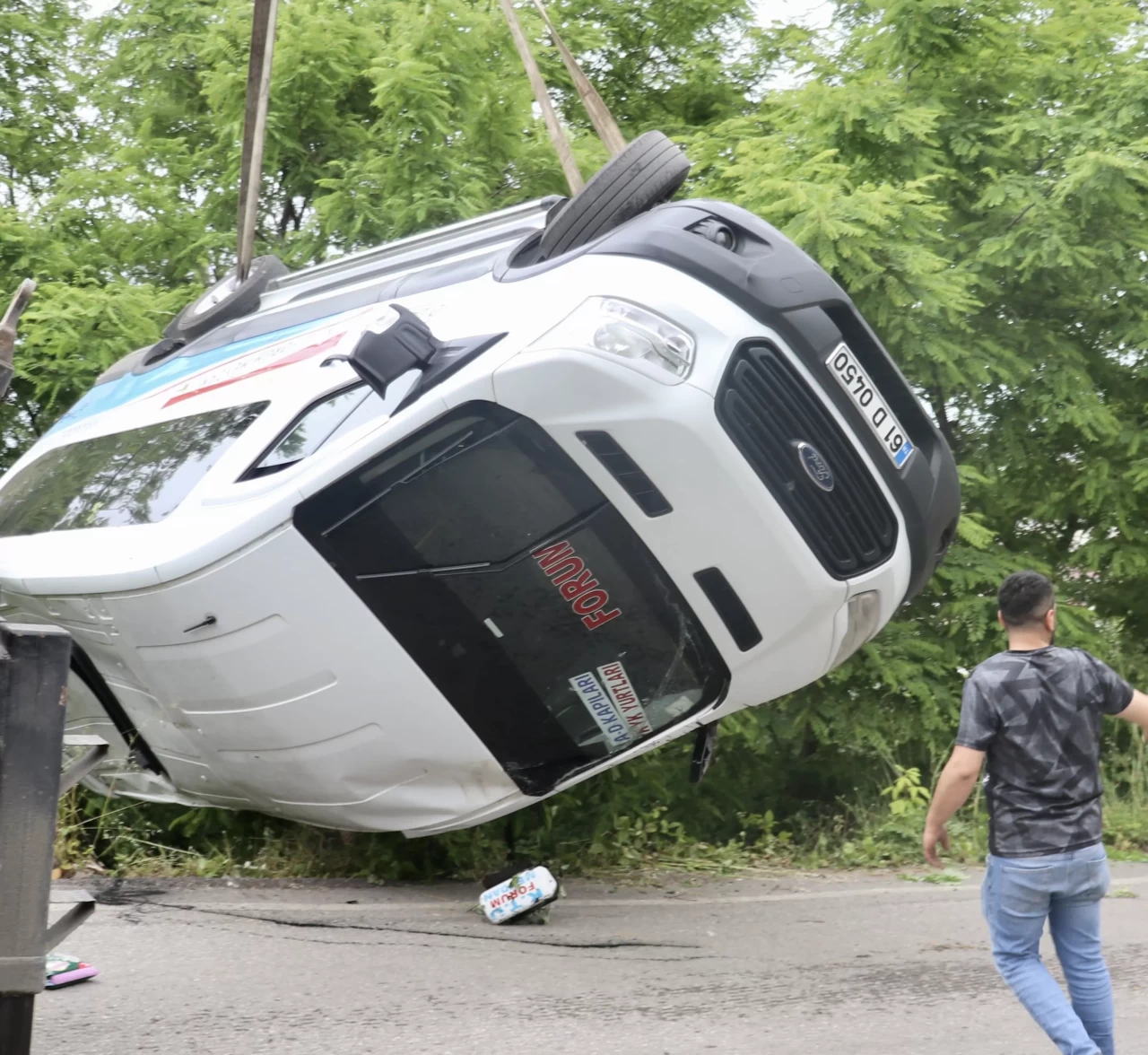 Trabzon'da park halindeki minibüs kayarak şarampole devrildi: 5 yaralı