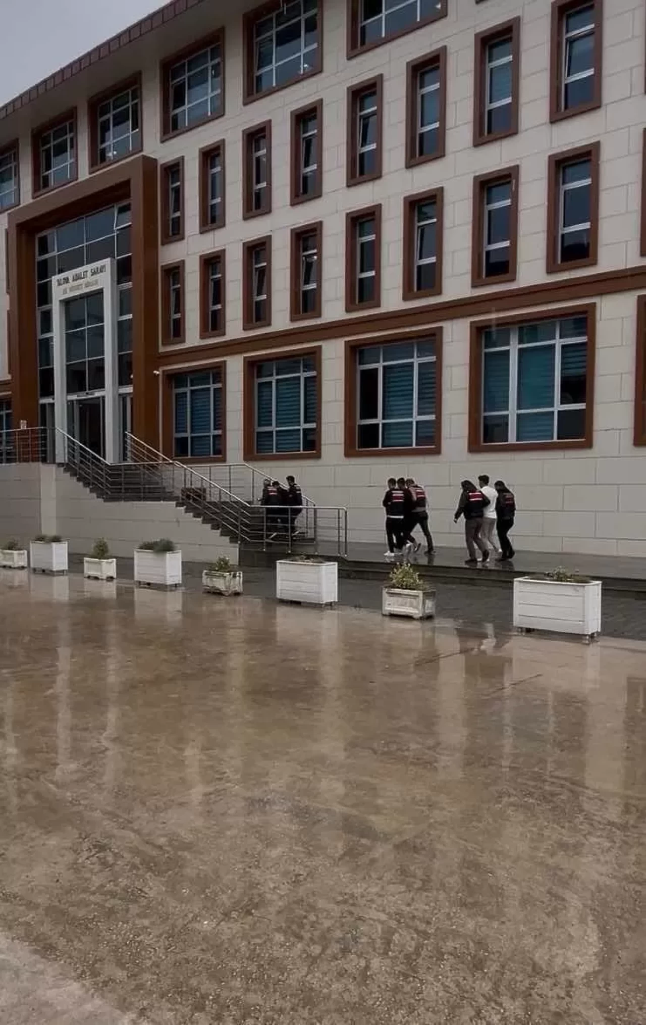 Yalova'da 4,5 milyon lira dolandırıcılığına eş zamanlı darbe! 6 şüpheli gözaltında, 4'ü tutuklandı