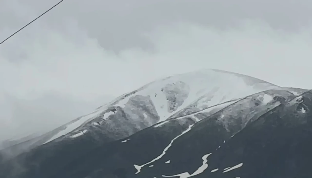 Yüksekova'da sağanak ve kar yağışı etkili oldu