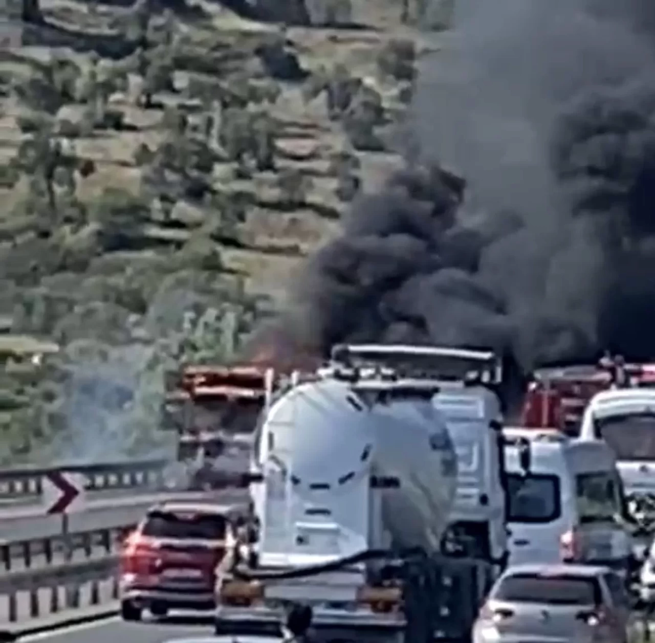 İzmir’de belediye otobüsü alev alev yandı: Yolcular tahliye edildi