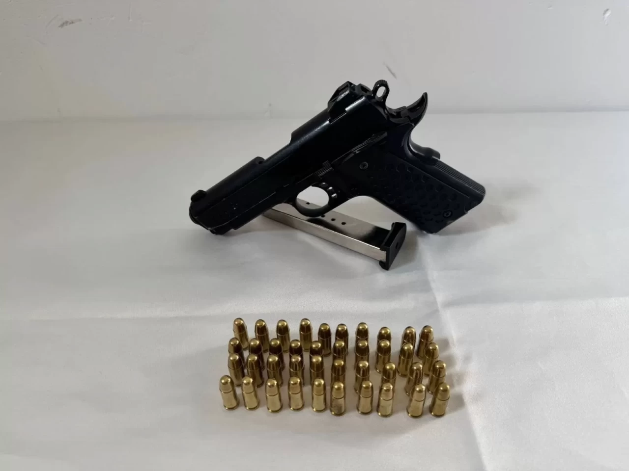 Bingöl'de operasyon: Tabanca ve av tüfeği ele geçirildi