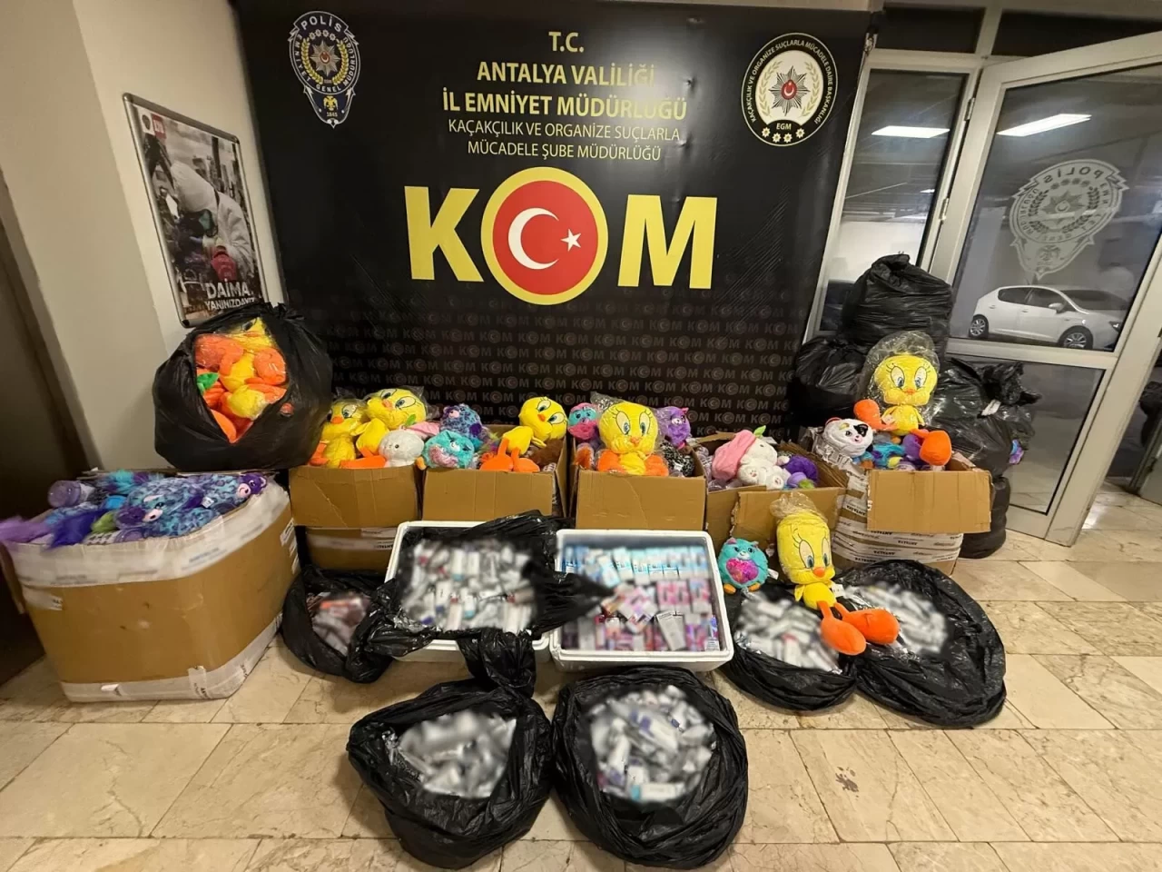 Antalya'da 5 ilçede kaçak ürün operasyonu: 512 bin makaron ele geçirildi