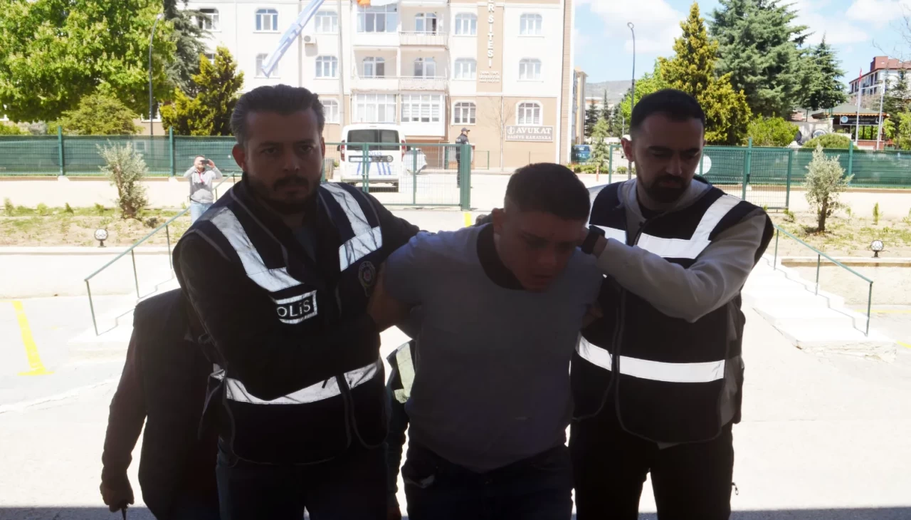 Anne cinayetinde acı gerçek: Oğlunu, kapısına gelen polise şikayet etmedi, 1 dakika sonra canından oldu