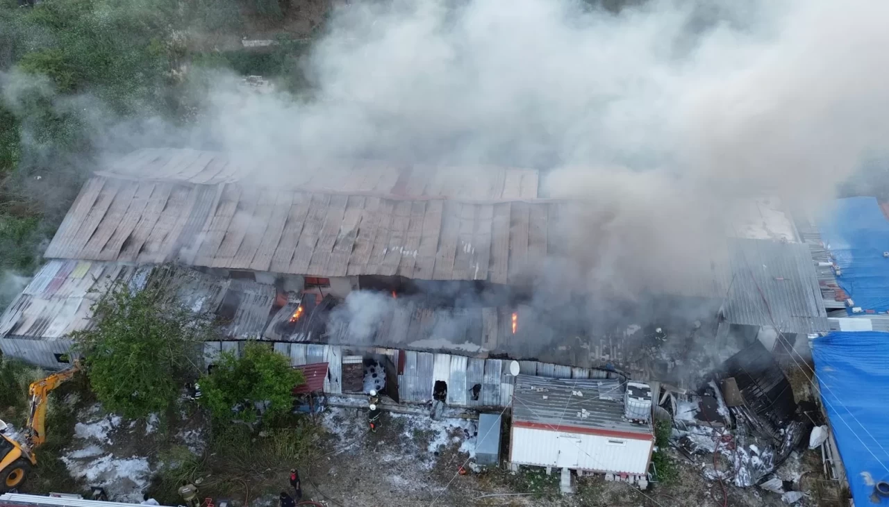 Tekstil fabrikası alev alev yandı