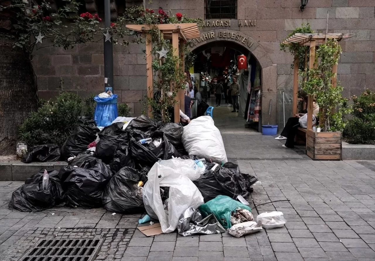 İzmir'de sokaklarda çöp dağları oluştu